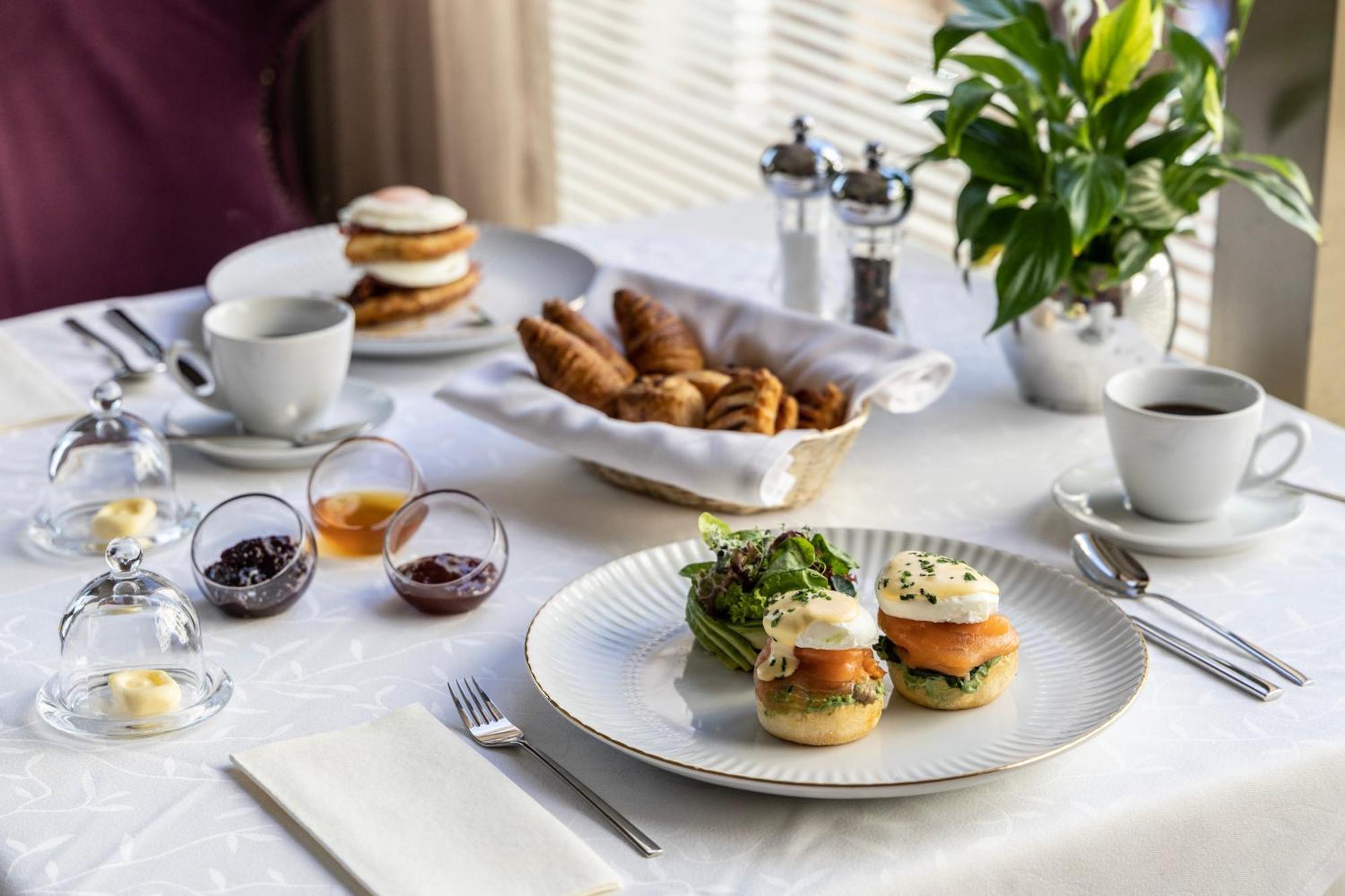 Njv Athens Plaza Ξενοδοχείο Εξωτερικό φωτογραφία A breakfast table with a selection of dishes