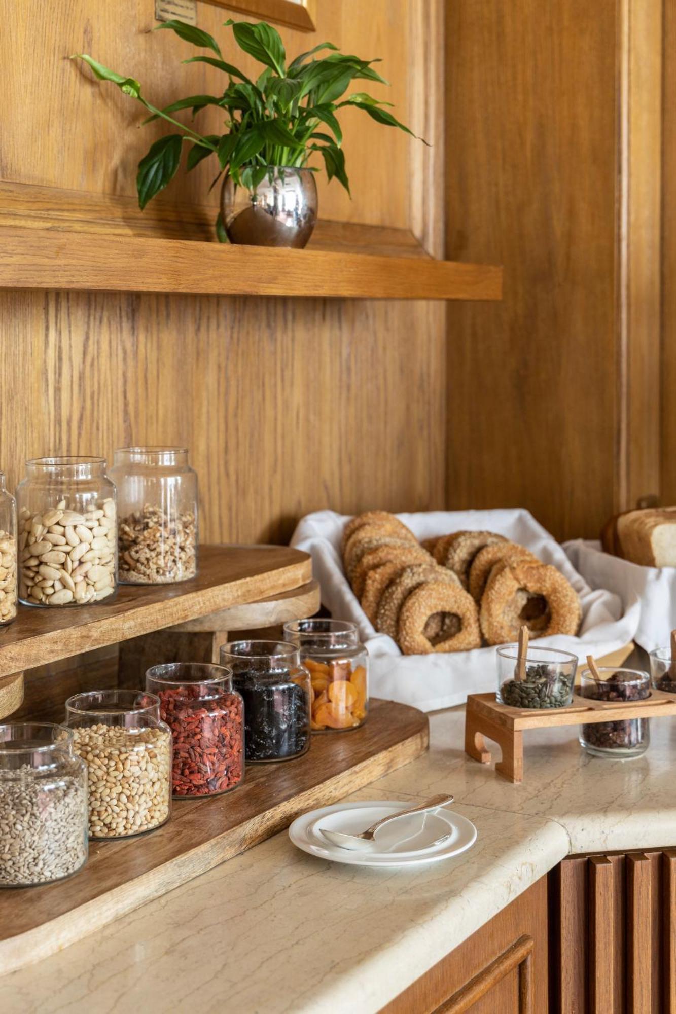 Njv Athens Plaza Ξενοδοχείο Εξωτερικό φωτογραφία Bagels and other breakfast items at a hotel