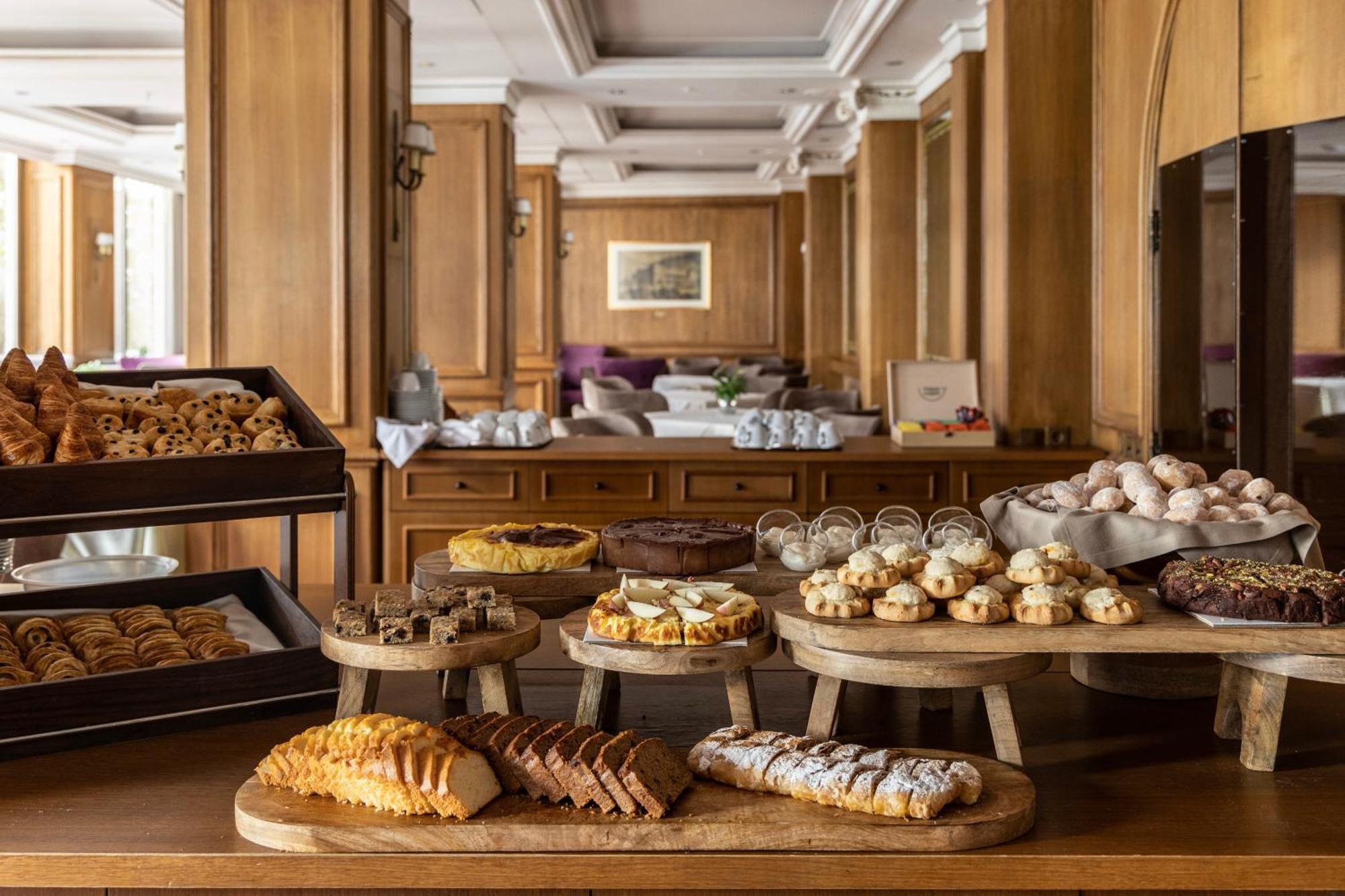 Njv Athens Plaza Ξενοδοχείο Εξωτερικό φωτογραφία A selection of Greek pastries